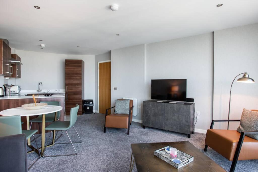 Titanic & Views, Ultra Luxury Parking Apartment